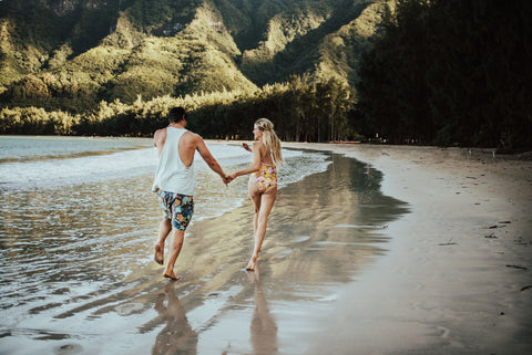 Relaxed Hawaiian Beach Shoot Captures The Look of Love