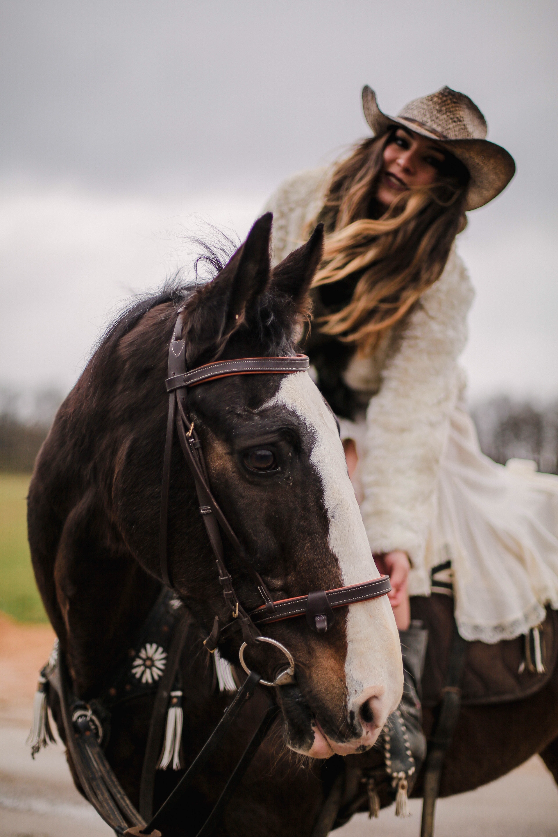 Верховая женщина. Пенелопа Крус на лошади. Пенелопа Крус на коне фото. Фотосессия с лошадьми. Фотосессия на коне.